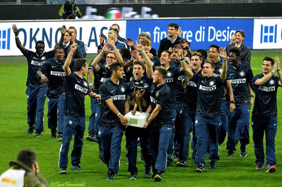 Inter Milan youth players celebrating with a trophy.